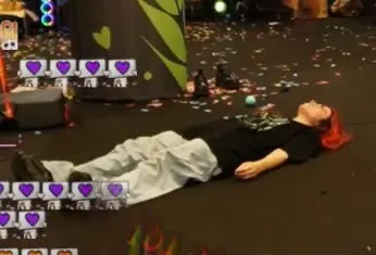 HortyUnderscore couchée au sol